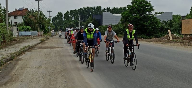 Düzceli bisikletçiler, 15 Temmuz şehidi için 260 kilometre pedal çevirdi
