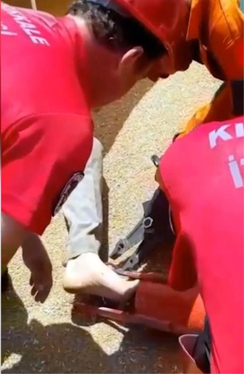 Buğday yüklerken ayak parmağını helezon makinesine kaptırdı
