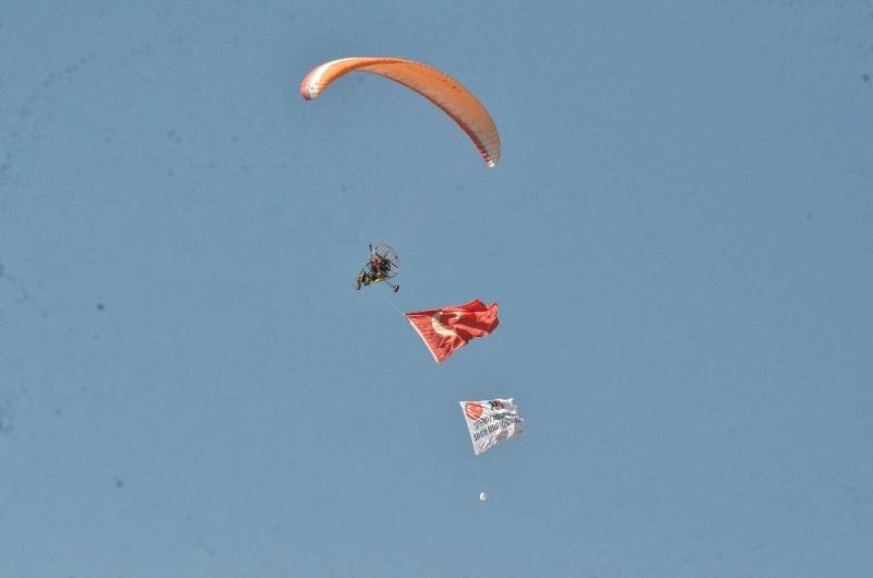 Paramotorla 15 Temmuz şehitleri anısına saygı uçuşu yaptı
