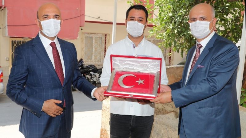 Rektör Prof. Dr. Çamsarı, 15 Temmuz gazisi Onur Can Kuş’u ziyaret etti
