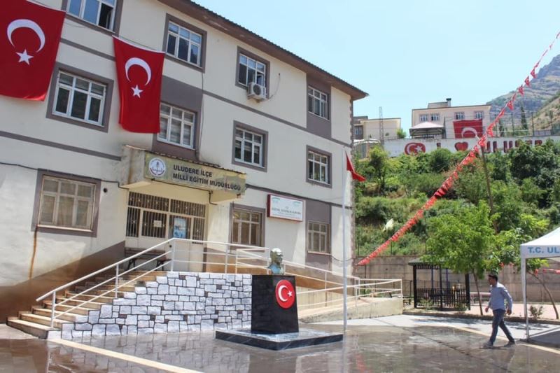 Uludere’deki Atatürk büstü yenilendi
