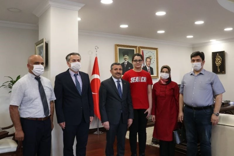 Vali Atay, LGS’de Türkiye birincisini ağırladı
