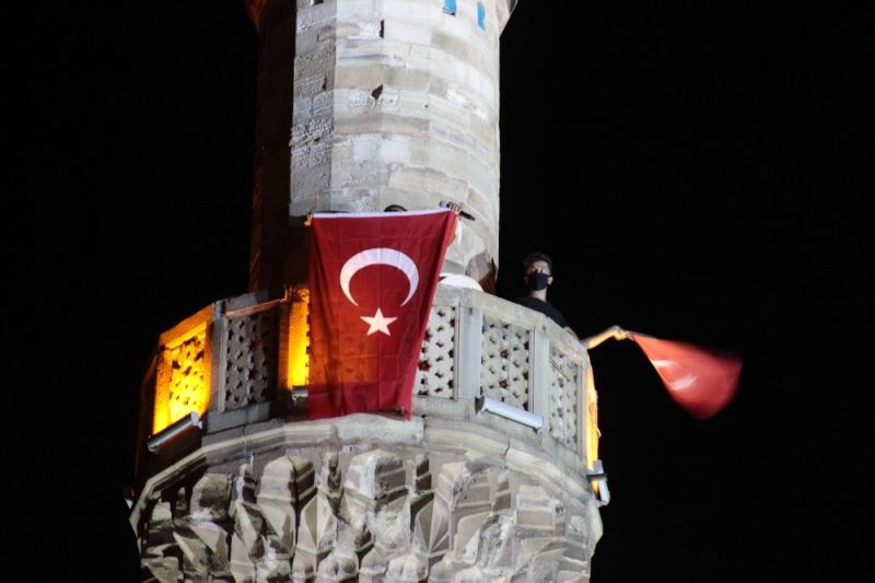 İzmir’de tüm minarelerden sela sesleri yükseldi
