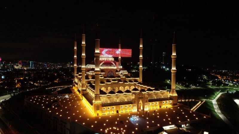 Sela seslerinin yükseldiği Büyük Çamlıca Camii havadan görüntülendi
