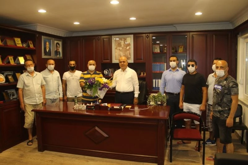 AK Parti ilçe başkanının kiracılarını sevindiren kararına esnaftan çiçekli teşekkür
