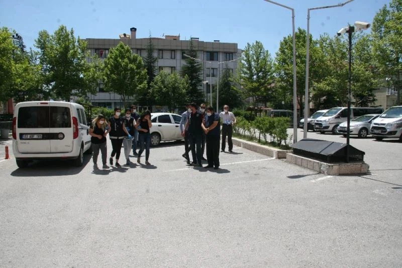 ‘Kasık masajı yapılır’ ilanını gören polis fuhuş operasyonu yaptı
