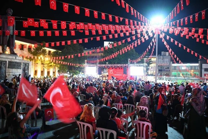 Malatyalılar 4 yıl önce olduğu gibi, 15 Temmuz’da yine meydanları doldurdu
