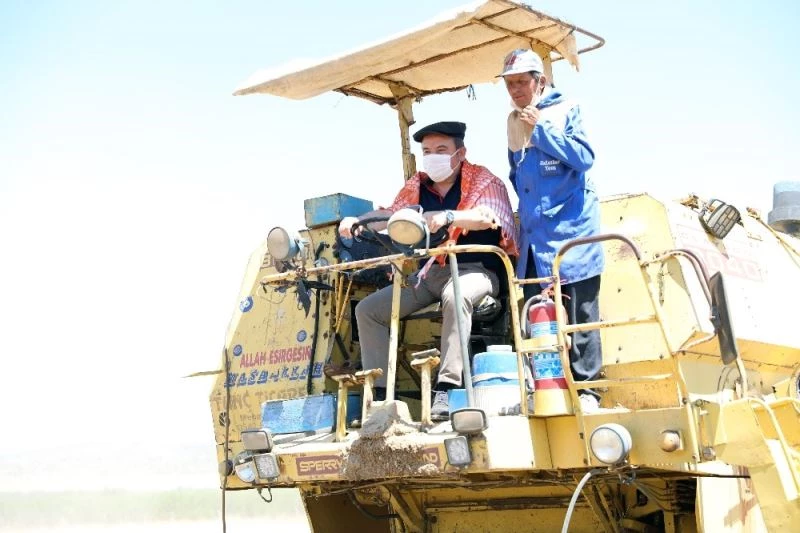 Başkan Böcek biçerdöverin direksiyonuna geçip hasat sevincine ortak oldu
