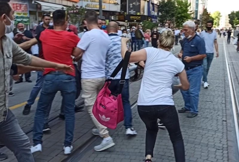 (Özel) Sokak ortasında kadınların saç saça baş başa kavgası
