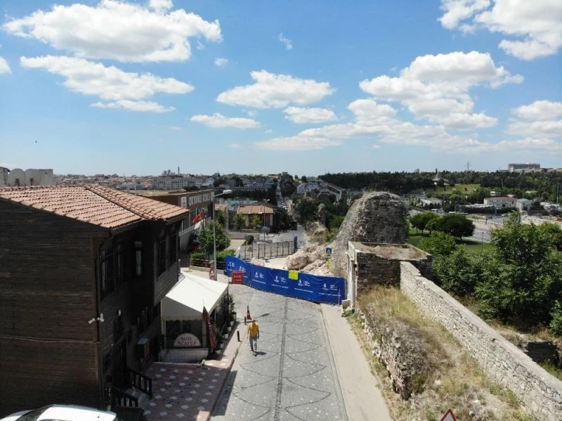 Fatih’te çöken tarihi surlar havadan görüntülendi
