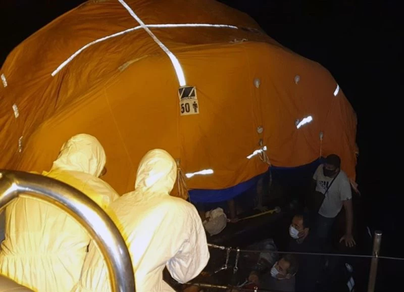 Yunanlılar, botlarına el koyup, can salı ile ölüme terk etti
