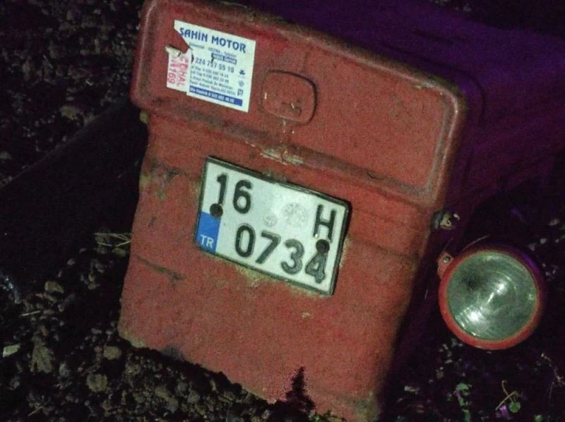 Sollamak isterken, traktörü parçaladı
