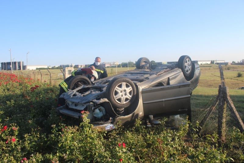 Takla atan otomobil yol kenarına savruldu: 1’i ağır 3 yaralı
