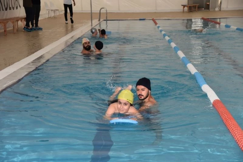 Hürriyet, özel çocukları yüzme havuzuyla sevindirdi
