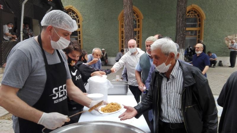 Ayasofya’nın ibadete açılması nedeniyle 2 bin kişiye pilav ikram edildi
