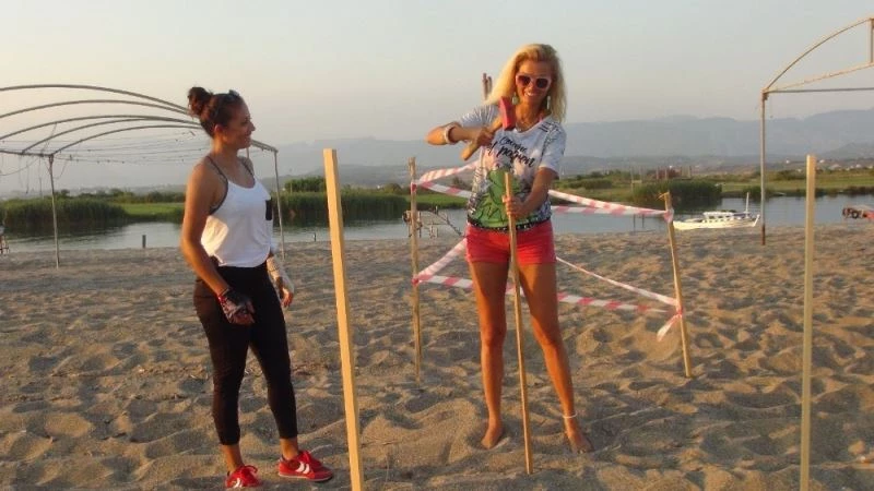 Caretta yuvalarını gezen Tuğba Özay: “Caretta yuvalarını yıkanlar mahluktur”
