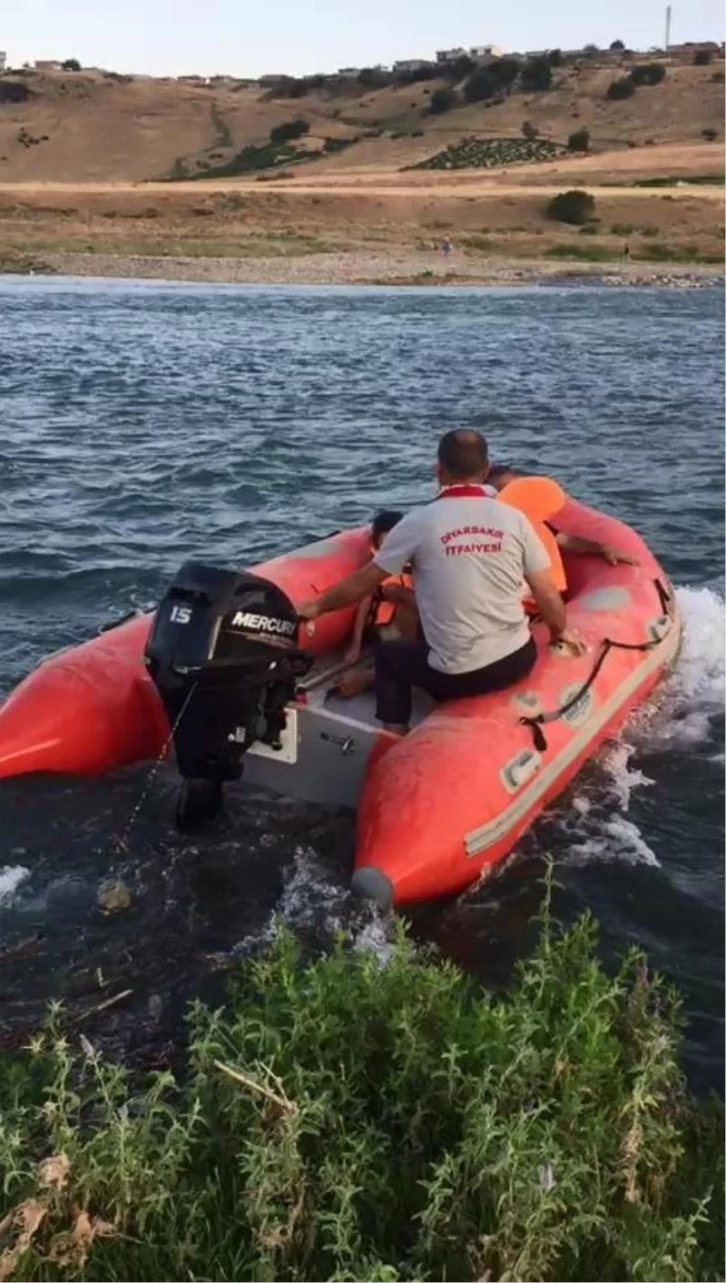 Sular yükselince nehirde mahsur kalan 10 kişilik aileyi itfaiye ekipleri kurtardı
