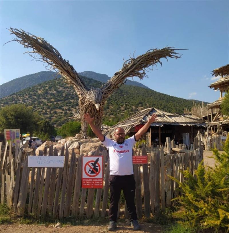 Fanatik Beşiktaşlı, kartal heykeliyle fotoğraf çektirmek için 300 kilometre yol kat etti