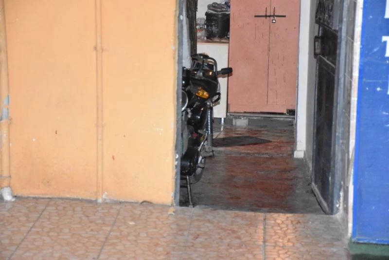 İşyeri kepenklerine vurup küfür eden kişileri uyarınca bıçaklandı
