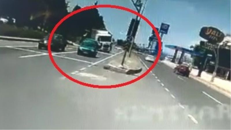 Kaza yapmamak için karşı şeride geçen tır halk otobüsüne böyle çarptı
