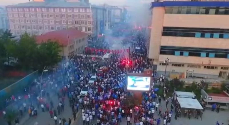 Erzurumsporlu taraftarların şampiyonluk kutlamaları havadan görüntülendi
