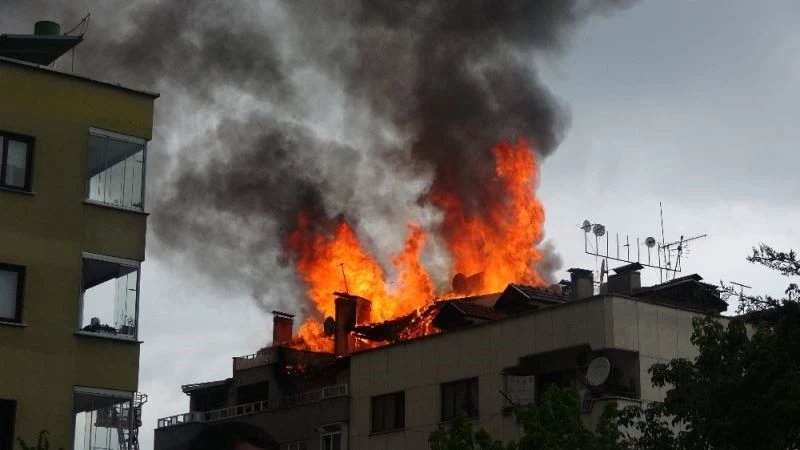 Yangını film gibi seyredip, cep telefonuyla görüntülemeye çalıştılar
