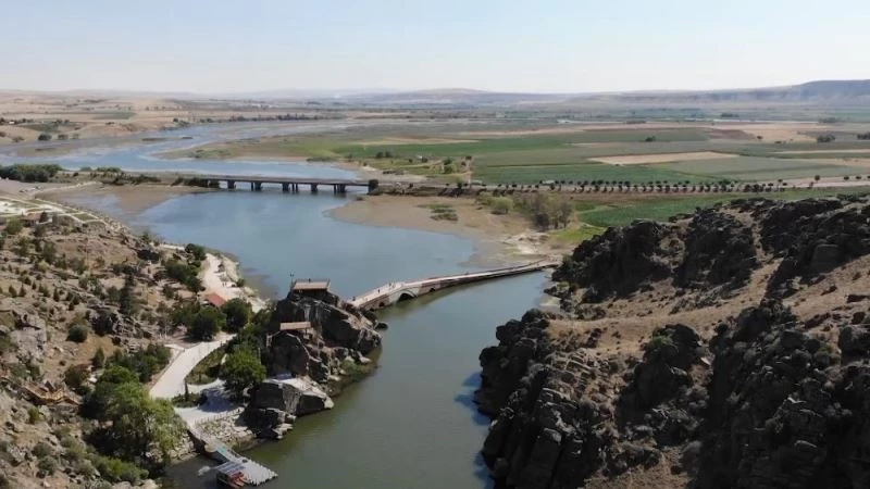 Selçuklular’dan kalma Çeşnigir Köprüsü turistlerin ilgisini çekiyor
