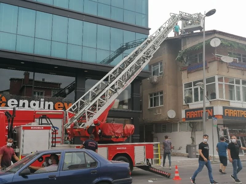 Gebze’de yalıtım çalışmaları sırasında binanın çatısı yandı
