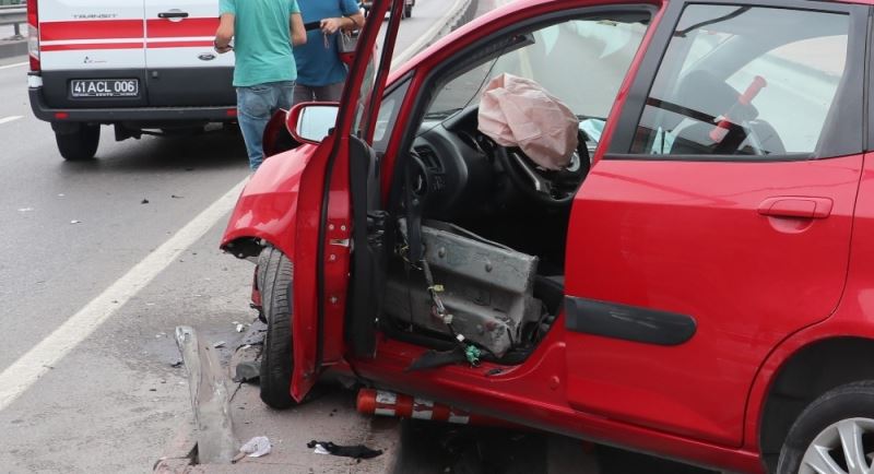 Kocaeli’de otomobil bariyerlere saplandı: 2 yaralı
