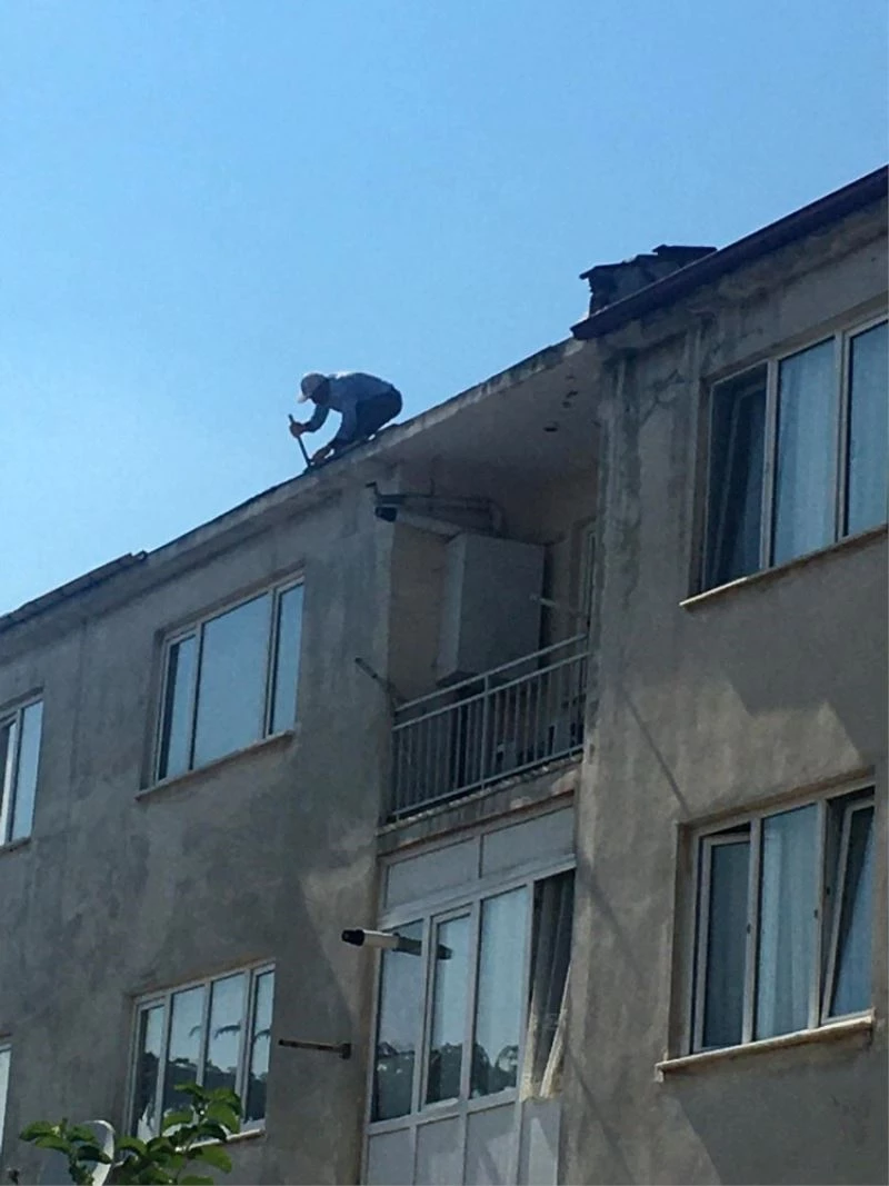 Binanın çatısında ustaları görenlerin yüreği ağzına geldi
