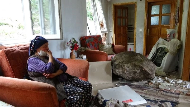 1 tonluk kaya yuvarlanıp eve isabet etti
