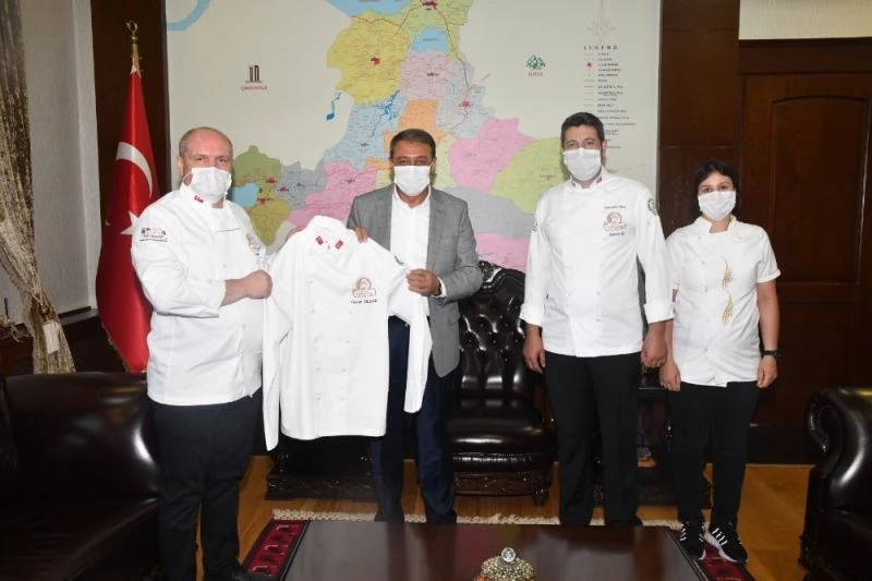 Aşçılardan Vali Şıldak’a şef gömleği
