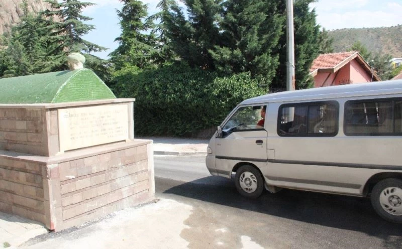 (Özel) 60 yıldır yol ortasında duran türbenin gizemi
