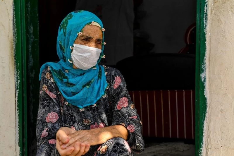 Görme engelli yaşlı kadının tek gözlü evde yaşam mücadelesi
