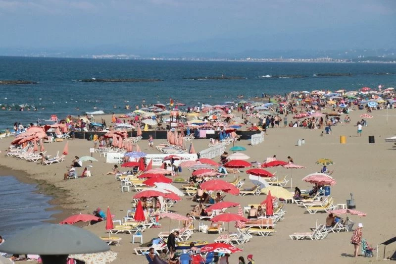 ‘İğne atsan yere düşmez’ deyimi Karasu sahilinde gerçek oldu
