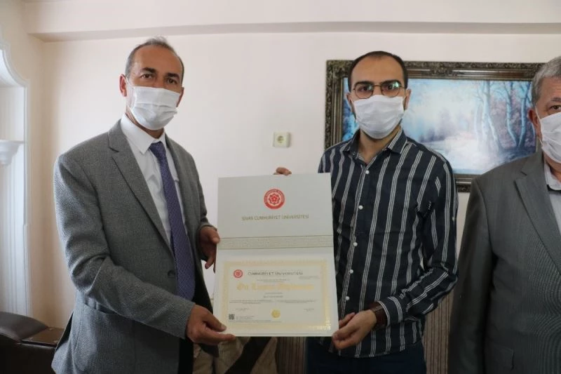 Kardeşinin ilik bağışı ile kanseri yendi, rektör diplomasını evinde teslim etti
