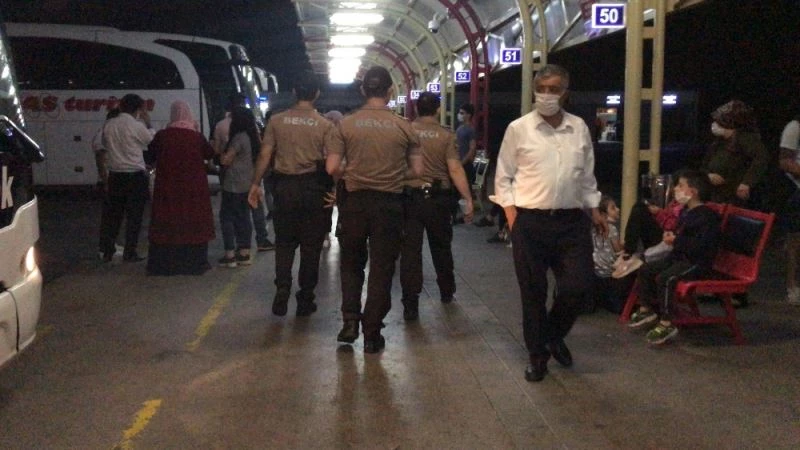 Terminalde güvenlik güçleri devreye girdi, askerler sosyal mesafeyle uğurlandı
