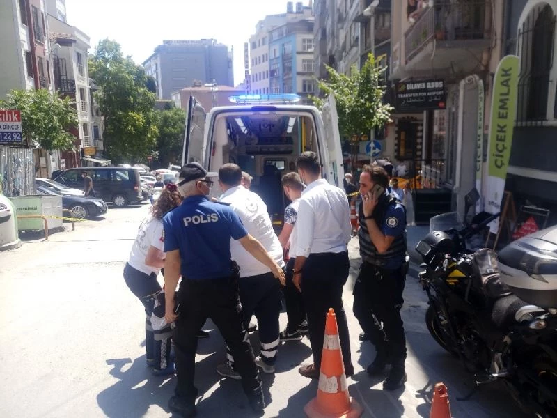 Beyoğlu’nda bira şişesiyle kavga: 1’i ağır 2 yaralı
