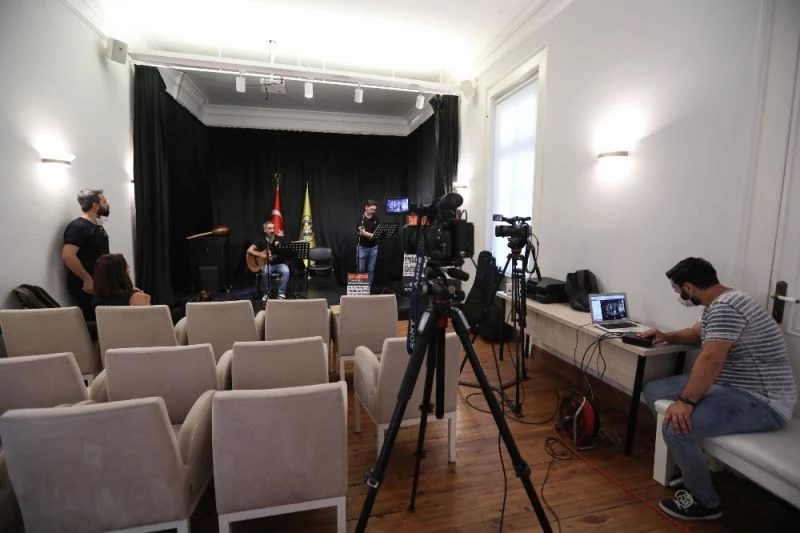 Madımak olaylarında hayatını kaybedenler türkülerle anıldı
