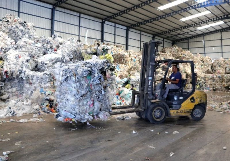Atık hurda plastikler ham maddeye dönüşüyor
