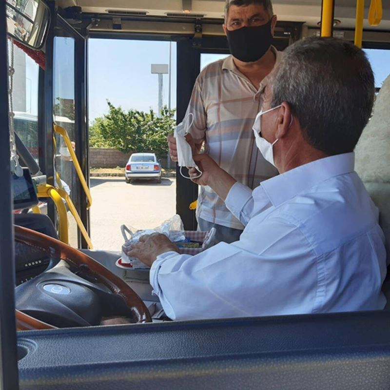 Isparta’da Halk Otobüsleri’nde yolculara hijyen mendili
