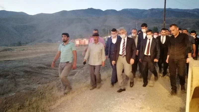 Vali Makas, sel ve heyelanın yaşandığı köyde incelemelerde bulundu
