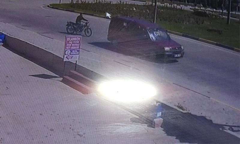 Isparta’da kasksız motosiklet sürücüsü kırmızı ışık için yavaşlayan araca çarptı
