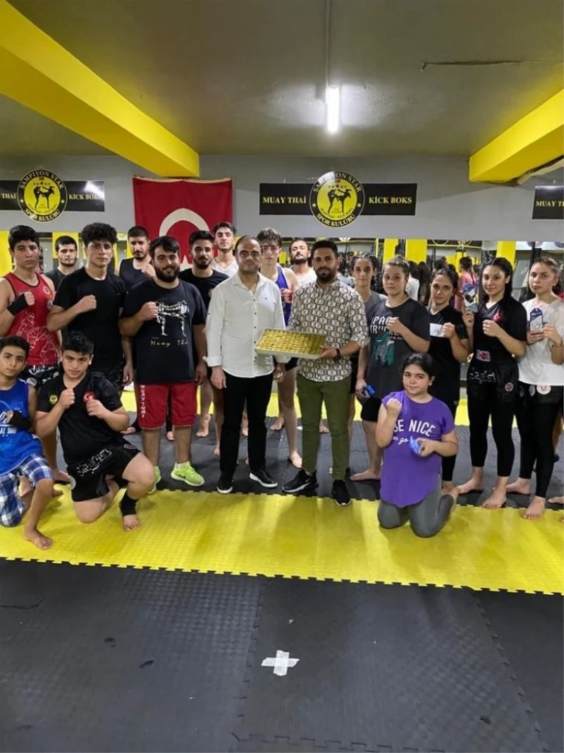 İş insanı Nusret Bulut sporculara tatlı ikramında bulundu, kulaklık hediye etti
