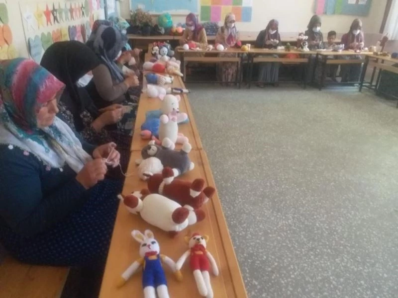 Kursiyerlerden ana sınıfı öğrencilerine örgü oyuncak
