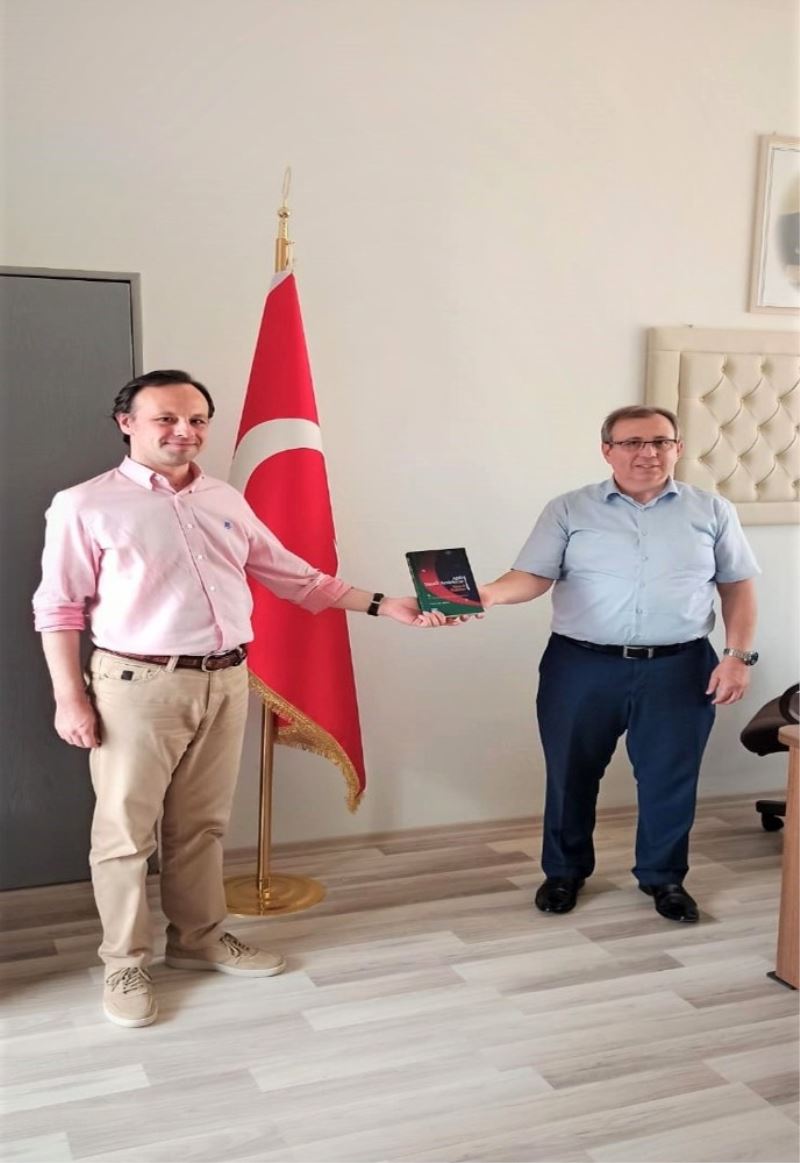 Öğr. Gör. Dr. Akbal, Rektör Prof. Dr. Tabakoğlu’na kitabını takdim etti
