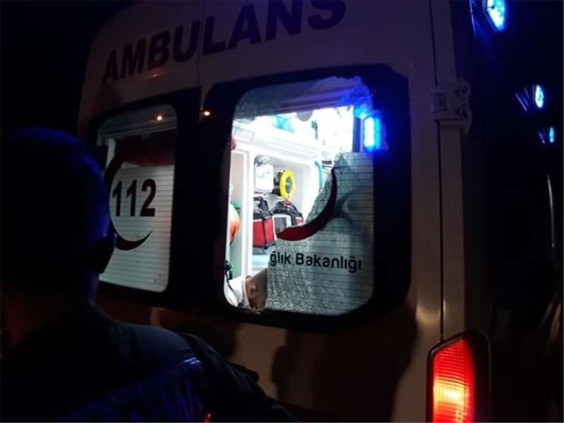 Bıçakla yaralanan kişi sağlık görevlilerine saldırıp, ambulansın camlarını kırdı
