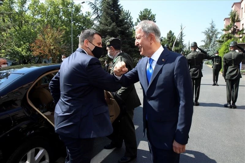Bakan Akar, Malta İçişleri Bakanı Camilleri ile görüştü
