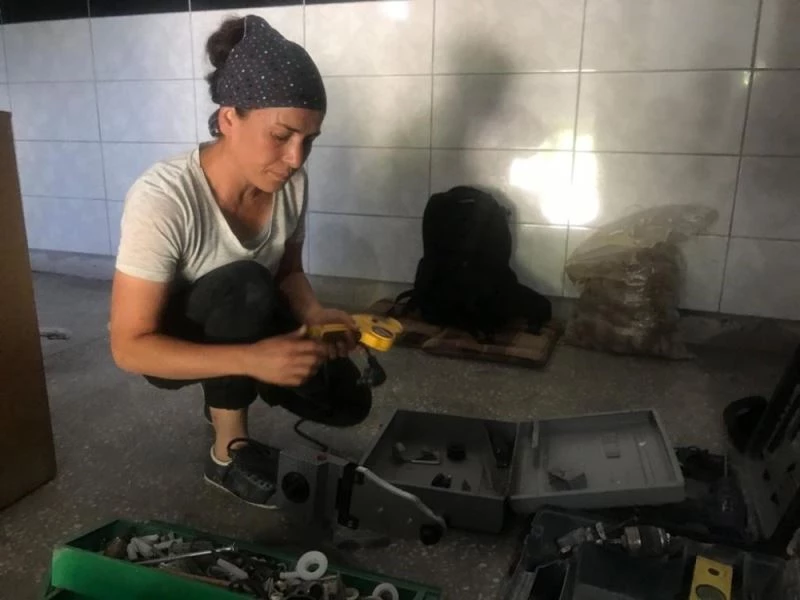 ’Evinin hanımı ol’ diyenleri dinlemedi tesisatçı oldu
