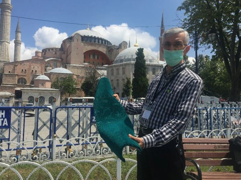Ayasofya Cami’ne ördek başı yeşili halılar döşenmeye başlandı
